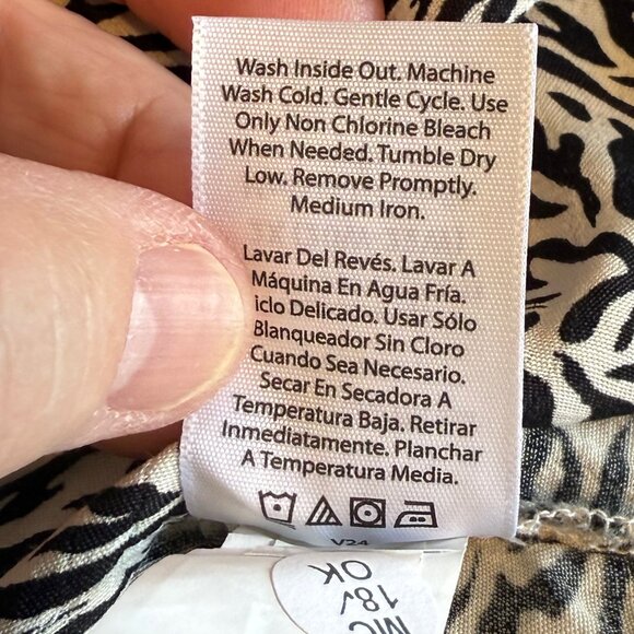 ๐ฑ 5 for $10.  NWOT Terra & Sky Black & White V-neck Top Size 2X - Picture 5 of 5